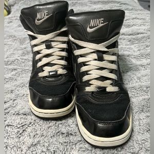 Women’s Size 10 - Black/White Prestige III HighTops 407363-010